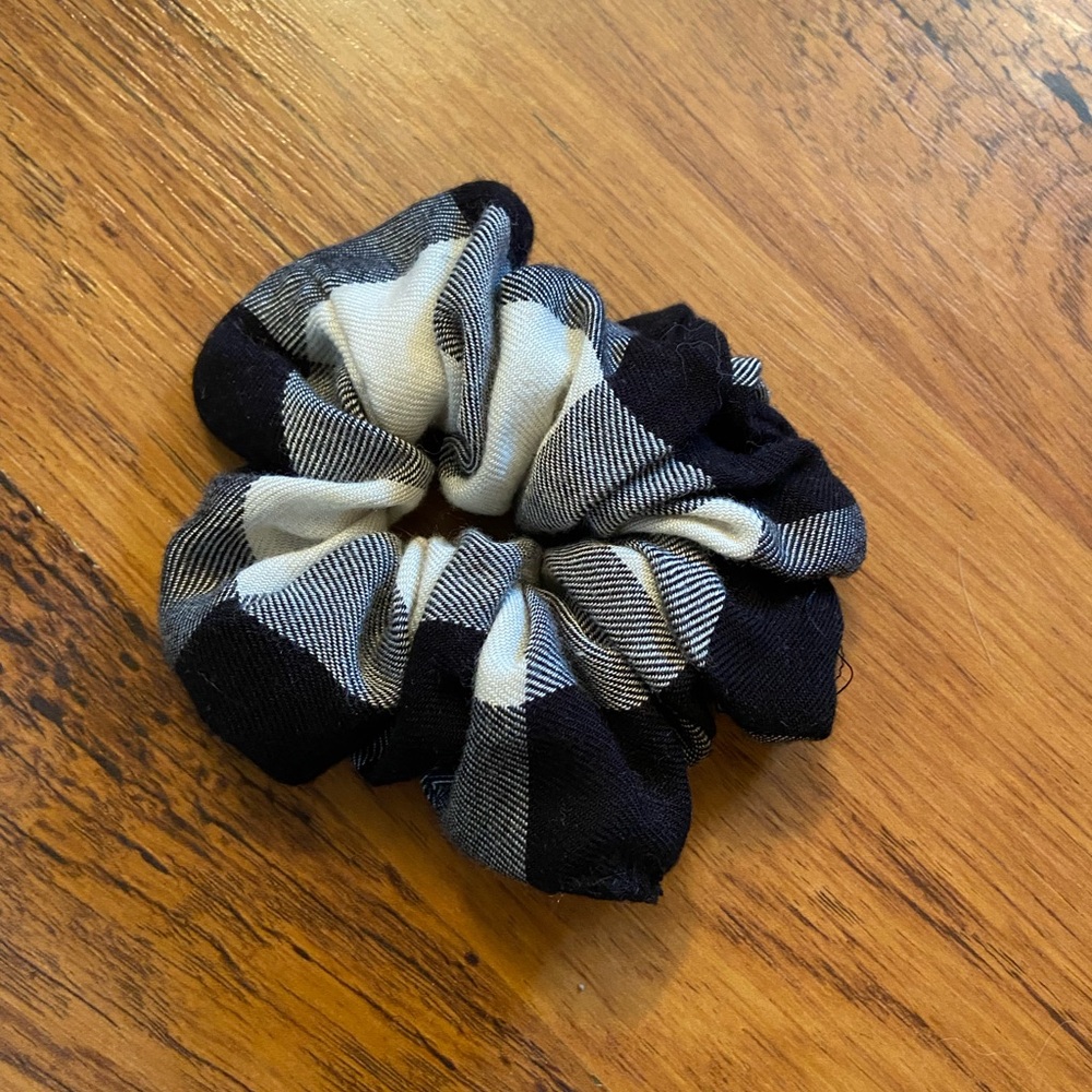 Black and white scrunchie